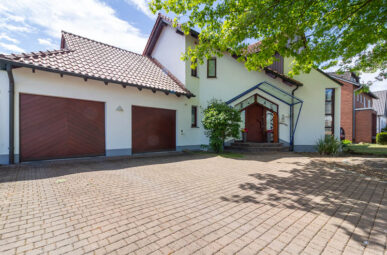 KÄUFERPROVISIONSFREI:
Exklusives Einfamilienhaus mit Wellness, Pool und großem Garten in Hamm-Weetfeld