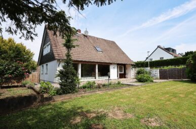 Wohnen in Burscheid: Bezahlbares Einfamilienhaus (Fertighaus) mit Baugrundstück