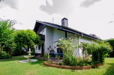 Charmantes Zweifamilienhaus mit Garage, Stellplatz und Keller in Fröndenberg-Dellwig