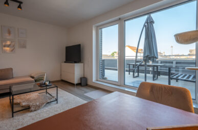 Wohnen mit Freiraum: Offener Wohnbereich und sonnige Dachterrasse – Komfort und Lifestyle im 1. OG