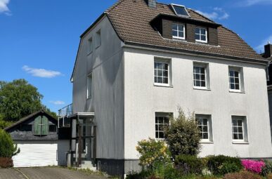 Neu in Burscheid-Hilgen: 2-Familienhaus mit 8 Zimmern auf 819 m² Grundstück