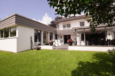 Großzügiges individuelles Einfamilienhaus mit großer teilüberdachter Terrasse und herrlichem Garten