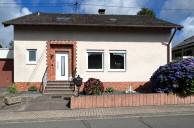 Attraktives, gepflegtes Wohnhaus in ruhiger Lage nahe Anhausen – Einziehen und Wohlfühlen!