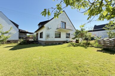 Solides Einfamilienhaus auf sonnigem Eckgrundstück 
mit Garage – nahe Zentrum!
