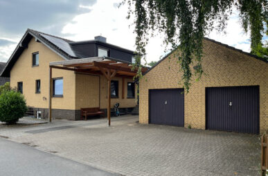 – Provisionsfrei – Zweigenerationenhaus mit Doppelgarage und Carport in Kalkar
