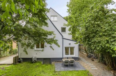 Düsseldorf-Angermund: Neuwertiges, freistehendes Haus auf großem Grundstück