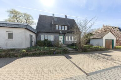 Mit Erbpacht: Familienfreundliches Einfamilienhaus mit Balkon, Terrasse  und  Garage in beliebter Lage!