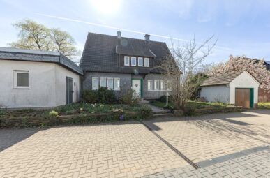 Mit Erbpacht: Familienfreundliches Einfamilienhaus mit Balkon, Terrasse & Garage in beliebter Lage!
