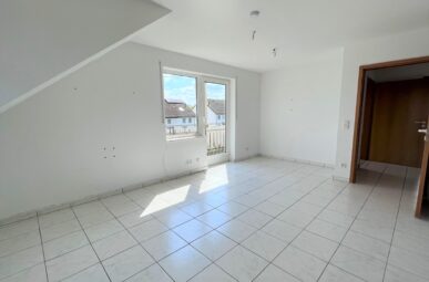 Helle Dachgeschosswohnung * Balkon *Stellplatz