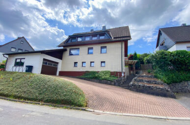 Gepflegtes Zweifamilienhaus in ruhiger Wohnlage von Morsbach – nahe Zentrum!