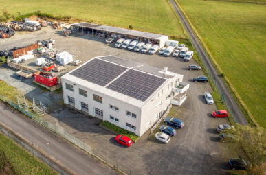 Großer Gewerbekomplex mit Bürogebäude, Werkstatt-/Halle, Freifläche und PV-Anlage!