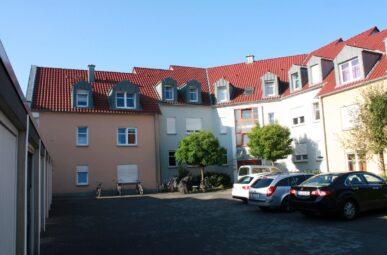 Großzügige 2-Zimmer-Wohnung mit Balkon in sehr gepflegtem Mehrfamilienhaus