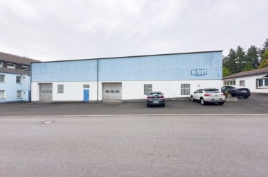 reine Lagerhalle mit zwei Rolltoren