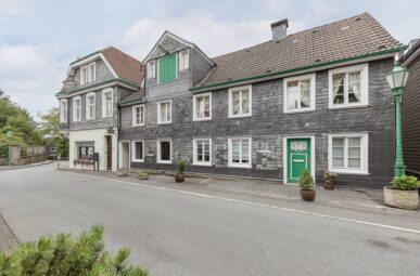 Denkmalschutz trifft Altbaucharme: Wohn- und Geschäftshaus mit Stellplätzen und Hoffläche!