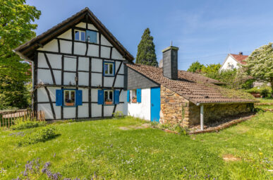 ***ROMANTISCHES FACHWERKHAUS***