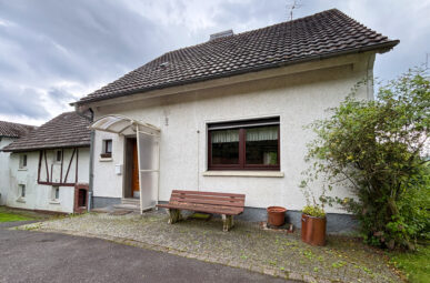 Zweifamilienhaus für kreative Hände in ruhiger Lage nahe Waldbröl!