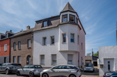 Solides Zweifamilienhaus, perfekt geschnitten, mit Balkon, Terrasse und 217 m² Wohnfläche