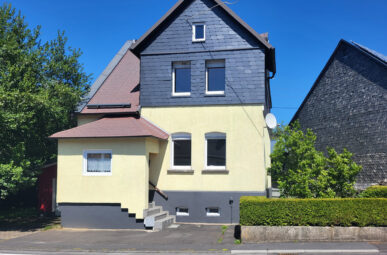 Gemütliches, freistehendes Einfamilienhaus mit gepflegtem Garten und Garage!