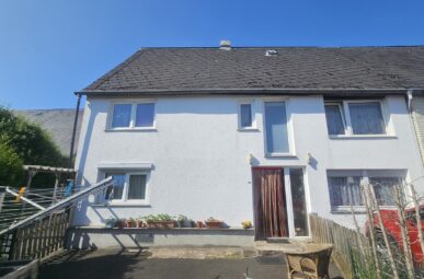 Solide Doppelhaushälfte mit mediterranem Gartenflair 
in zentraler Lage!