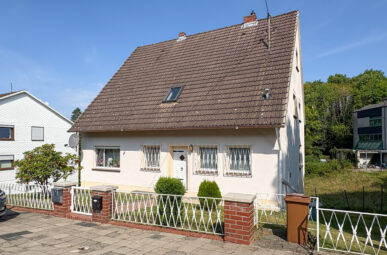 Solide Kapitalanlage mit Entwicklungspotenzial – Teilvermietetes Zweifamilienhaus in guter, zentraler Wohnlage von Hamm (Sieg)!