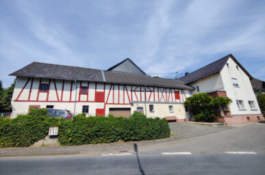 Landwirtschaftliches Anwesen mit Stall, Scheune und Paddock zur Pferdehaltung!