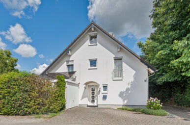 Modernes Einfamilienhaus mit Garage und Kamin in zentraler Lage von Siegburg