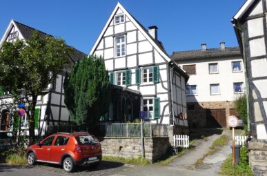 Modernisiertes ca. 150 m² großes Fachwerkhaus mit zwei Wohneinheiten zentral in Hagen- Hohenlimburg