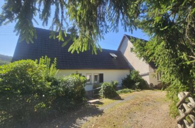 Gemütliches Einfamilienhaus mit ELW & großem Nebengebäude!