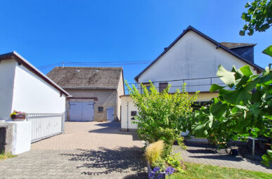 Gepflegtes Ein-/Zweifamilienhaus mit Nebengebäuden und Innenhof – nähe Anhausen!