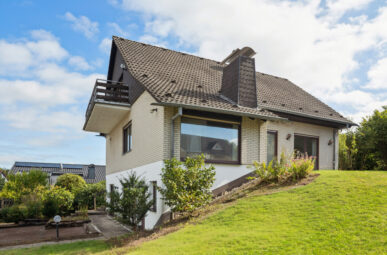 1- bis 3-Familienhaus mit herrlichem Ausblick, großzügigem Grundstück und separaten Wohneinheiten