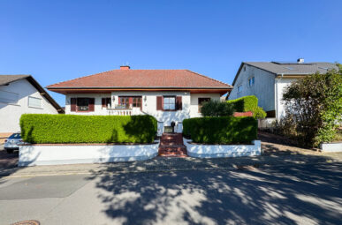 Exklusives Einfamilienhaus auf einer Ebene mit Wellnessbereich, Gartenparadies und Fernsicht!