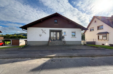 Einfamilienhaus mit Einliegerwohnung – gepflegt und vielseitig nutzbar in Randlage von Windeck!