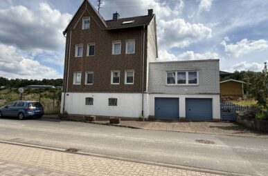 Viel Platz für die Familie – großzügiges Einfamilienhaus mit Wintergarten, Pool und zwei Garagen!