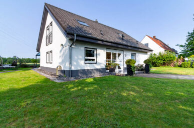 KÄUFERPROVISIONSFREI: Moderner Komfort und Wellnessgenuss – Zweifamilienhaus mit großem Grundstück!