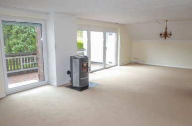 Großzügige DG-Wohnung für 2 Personen mit Einbauküche, Garage,großer Loggia mit Blick zum Fleyer Wald