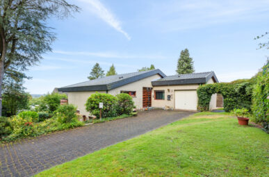 Wohnen über den Dächern – Zweifamilienhaus mit traumhafter Aussicht