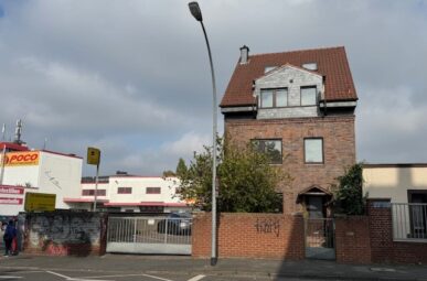 Einzigartiges Mehrfamilienhaus mit Halle und Garage  grenzenlose Möglichkeiten für Wohnen  und  Gewerbe