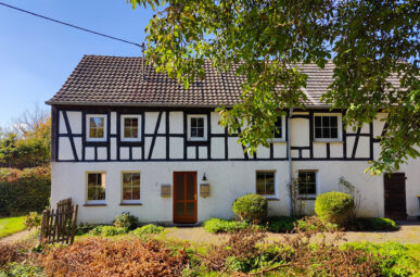 Zweifamilienhaus mit vermieteter EG-Wohnung auf großem Grundstück nahe Flammersfeld!