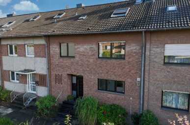 Raumwunder ! Platz für alle und alles im 8 m breiten Reihenhaus im Neusser Süden