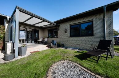 Exklusiver Bungalow für die Familie: Lichtdurchflutet, großzügiger Garten mit Pool & Rückzugsräumen