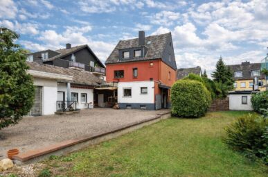 Kapitalanlage mit Entwicklungspotenzial: 2-3-Familienhaus + Nebengebäude