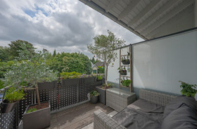 Modernes 2-Zimmer-Zuhause aus 2015: Helles Wohnen, privater Eingang, Balkon & sofort bezugsfertig