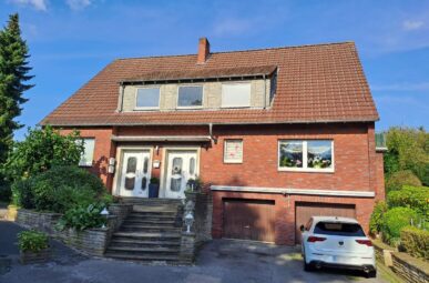 Zweifamilienhaus in ruhiger Lage und großzügigem Grundstück