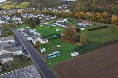 Vielseitig verwendbares Gewerbegrundstück mit angrenzendem Wohnhaus (vermietet)!