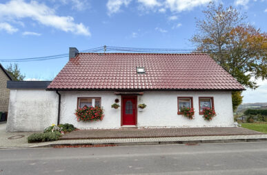 Charmantes EFH in familienfreundlicher Ortschaft – Mit tollem Fernblick – sep. Bauplatz möglich!