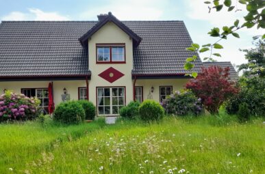 Exklusives Einfamilienhaus mit großzügigem Wohnkonzept und Naturgarten!