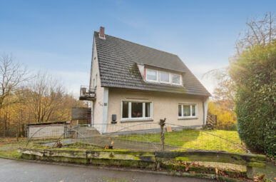 Zweifamilienhaus in ruhiger Lage von Windeck sucht Sie mit handwerklichem Geschick!