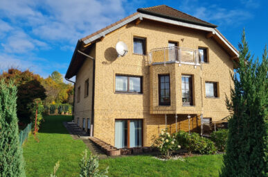 Repräsentatives, verklinkertes Landhaus mit ELW in bevorzugter Wohnlage von Straßenhaus zu verkaufen!