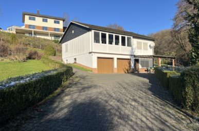 Charmantes Einfamilienhaus mit großem Grundstück, Wintergarten und 2 Garagen!