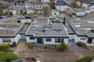 Repräsentativer Flachdach-Bungalow in hervorragendem Zustand mit uneinsehbarem Grundstück und Garage!